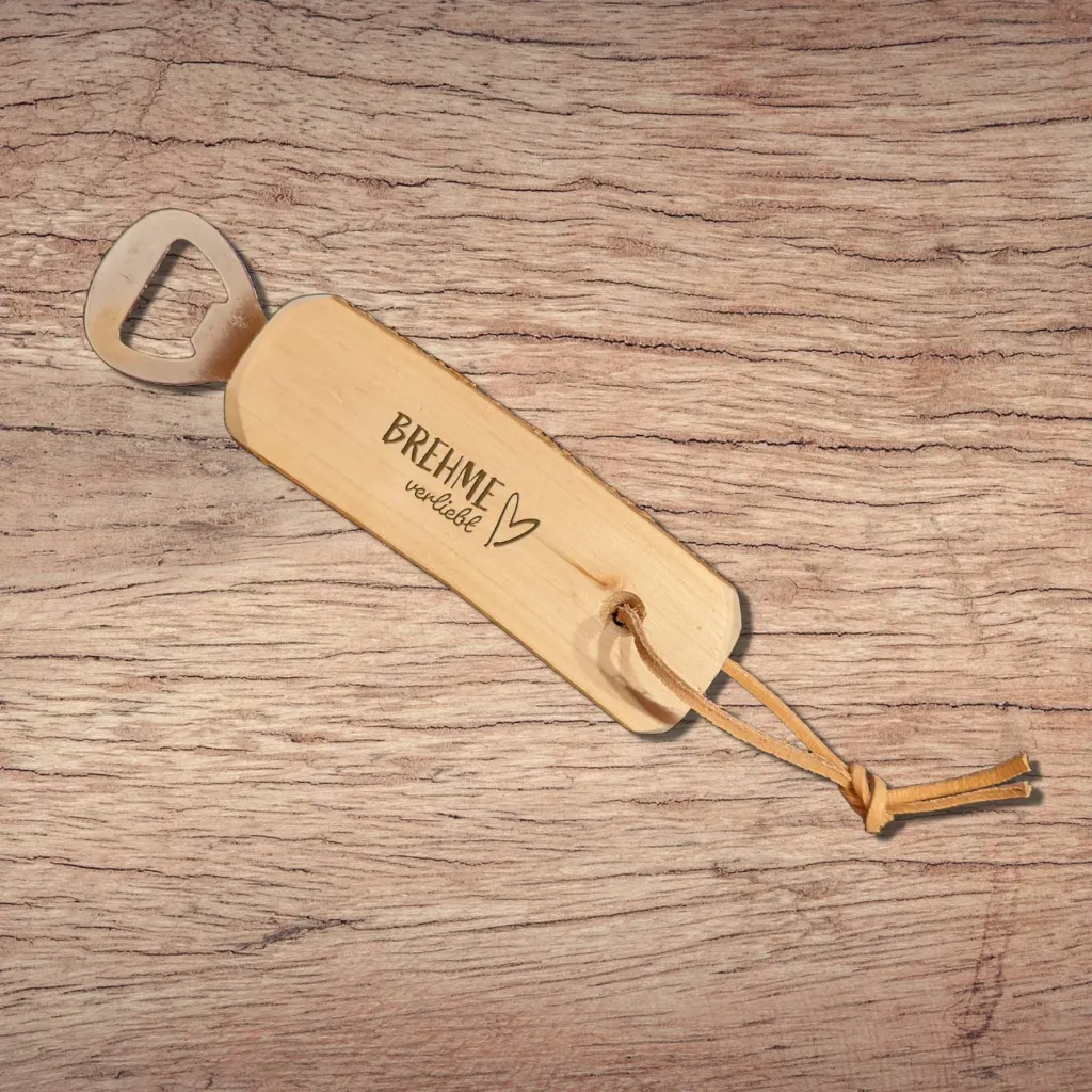 28033-brehme-verliebt-flaschenoeffner-flach-erle-mit-rinde-ca-16-cm-roh-mit-lederbandjpg_411f49c8-9e64-4860-9049-129045c6a64a.webp
