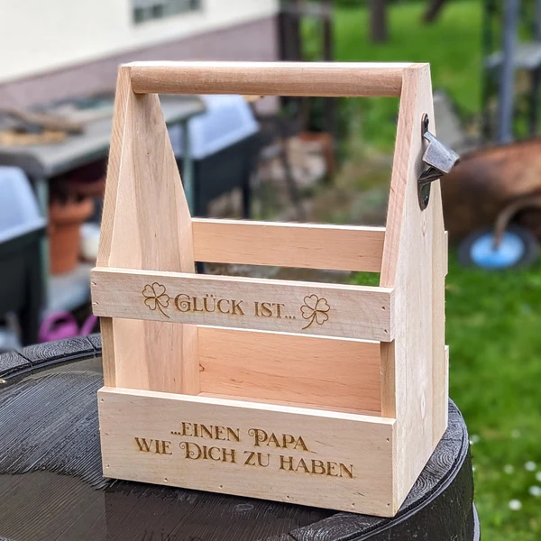 Bierträger aus Erle – „Glück ist, einen Papa wie dich zu haben“ | HansArbeit (ohne Flaschenöffner)