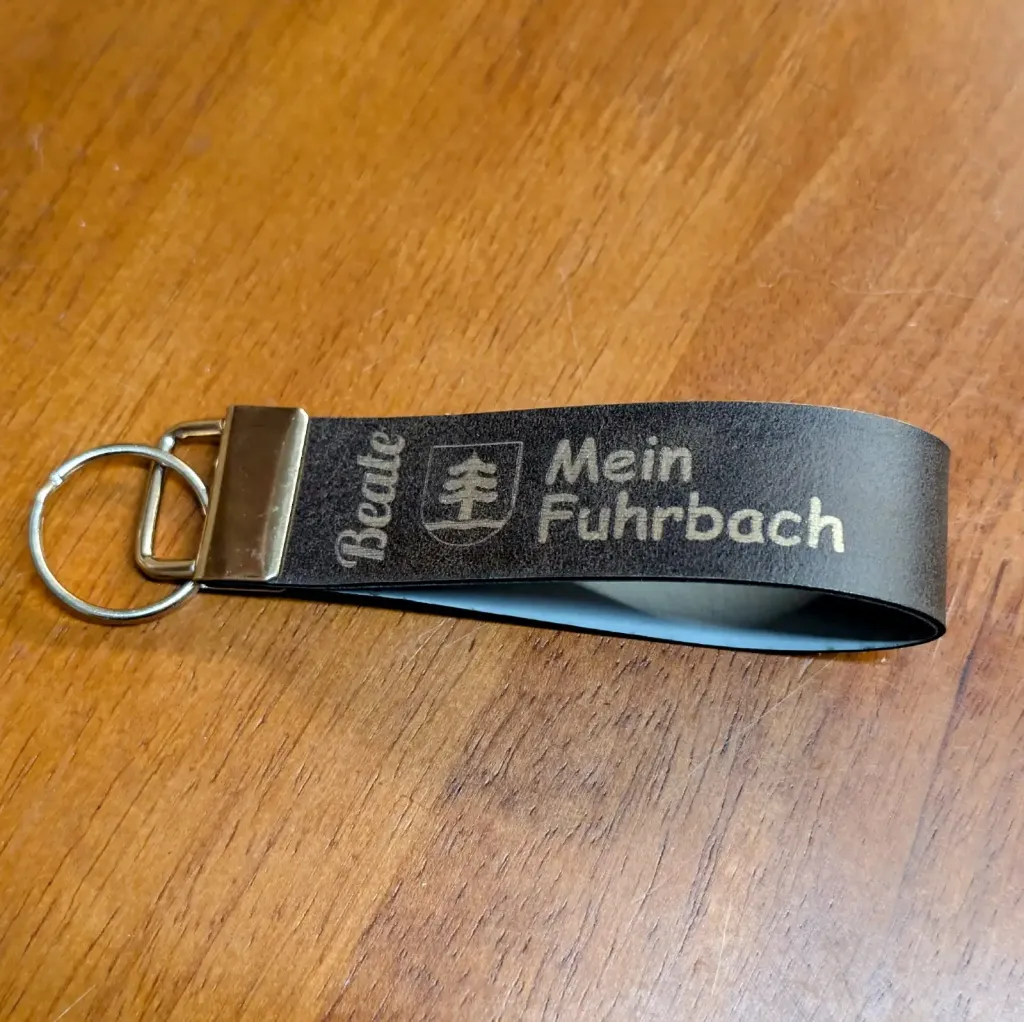 Mein Fuhrbach – Personalisierter Schlüsselanhänger aus PU-Kunstleder von HansArbeit (Ohne Personalisierung)